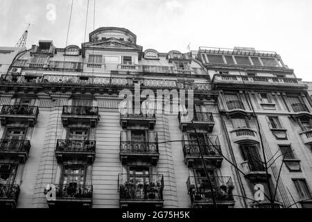 Cavi di inquinamento visivo sospesi in vecchi edifici Foto Stock