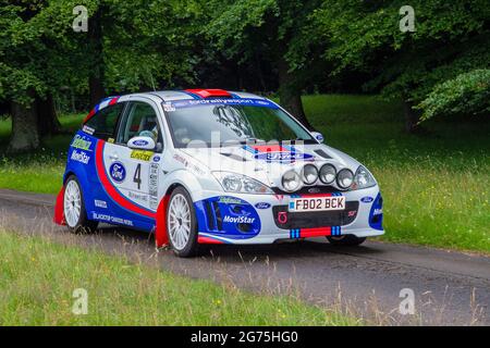 Una vista frontale del 02 (2002) berlina a benzina bianca Ford Focus St170 1988 cc; veicoli in movimento per il traffico veicolare, veicoli in marcia su strade del Regno Unito. Foto Stock