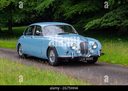 Una vista frontale della berlina a benzina 1968 60s blu British Jaguar MK2 240 2483cc; auto d'epoca classica retrò Freedom Foto Stock