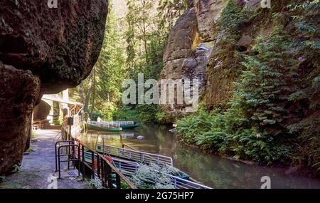 Tappa di atterraggio per escursioni in barca attraverso la gola del Kirnitzsch, il fiume di confine tra la Germania e la Repubblica Ceca nei pressi di Hinterhermsdorf a Sax Foto Stock
