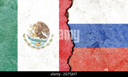 Le bandiere del Messico e della Russia dipinse su un muro rotto intemperato - concetto di conflitto politico Foto Stock
