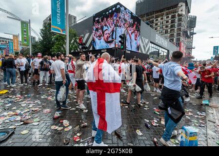 Londra, Regno Unito. 11 luglio 2021. Scartato lattine di birra sul terreno come tifosi inglesi si riuniscono fuori Wembley Stadium in vista della finale di Euro 2020 tra Italia e Inghilterra. È la prima grande finale in cui l'Inghilterra avrà giocato dopo aver vinto la Coppa del mondo nel 1966 e l'Italia rimane imbattuto nelle loro ultime 33 partite. Credit: Stephen Chung / Alamy Live News Foto Stock