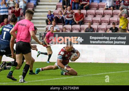 Wigan, Regno Unito. 11 Luglio 2021. Mitch Clark (23) di Wigan Warriors va oltre per un tentativo di renderlo 10-12 a Wigan, Regno Unito il 7/11/2021. (Foto di Simon Whitehead/News Images/Sipa USA) Credit: Sipa USA/Alamy Live News Foto Stock