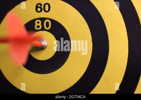 Freccia rossa che colpisce nel centro di destinazione della tavola da disegno con un bel terreno posteriore. Concetto di successo aziendale mostrato con Dart e dartboard. Obiettivo di marketing Foto Stock