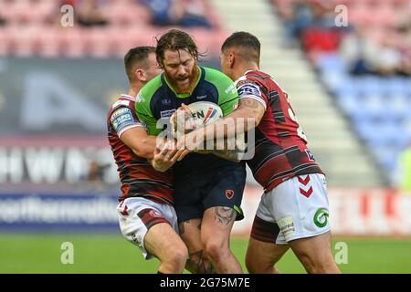 Wigan, Regno Unito. 11 Luglio 2021. Chris McQueen (17) di Huddersfield Giants è affrontato da Harry Smith (20) di Warriors di Wigan e Mitch Clark (23) di Warriors di Wigan, Regno Unito il 7/11/2021. (Foto di Craig Thomas/News Images/Sipa USA) Credit: Sipa USA/Alamy Live News Foto Stock