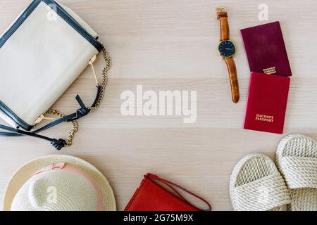 Vista dall'alto degli accessori da viaggio, su sfondo beige con spazio vuoto per il testo al centro Foto Stock