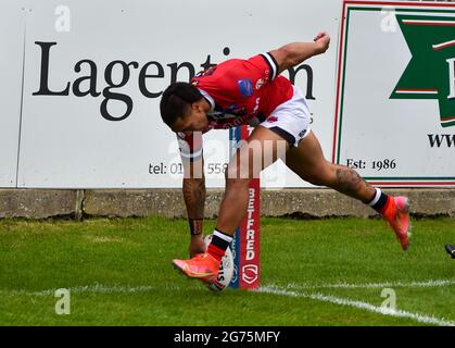 Castleford, Regno Unito. 11 Luglio 2021. Ken Sio di Salford Red Devils segna durante il gioco Betfred Super League tra Castleford Tigers V Salford Red Devils al Mend A Hose Jungle, Castleford, West Yorkshire l'11 luglio 2021. Credit: Craig Cresswell/Alamy Live News Foto Stock