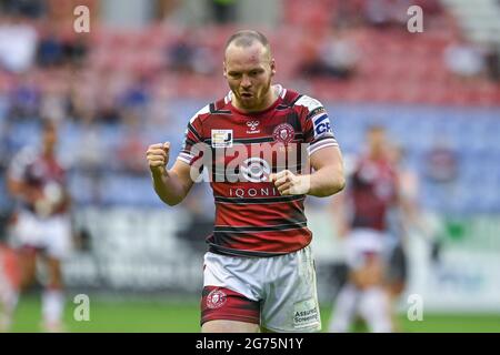 Wigan, Regno Unito. 11 Luglio 2021. Liam Marshall (5) di Wigan Warriors applaude dopo che Wigan ha preso il comando 16-12 a Wigan, Regno Unito il 7/11/2021. (Foto di Craig Thomas/News Images/Sipa USA) Credit: Sipa USA/Alamy Live News Foto Stock