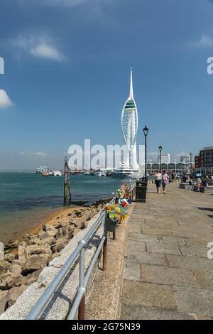 La Spinnaker Tower è un punto di riferimento nel porto di Portsmouth, Portsea Island, Hampshire, Inghilterra, Regno Unito Foto Stock