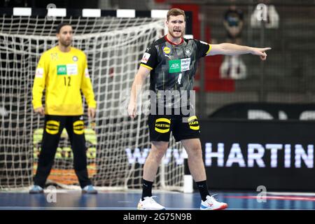 Norimberga, Germania. 11 Luglio 2021. Pallamano: Partita internazionale, Germania - Egitto all'Arena Nürnberger Versicherung. Johannes Golla (r) della Germania reagisce alla partita. Credit: Daniel Karmann/dpa/Alamy Live News Foto Stock