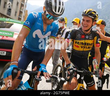 Lo spagnolo Alejandro Valverde del Movistar Team e gli americani Sepp Kuss del Team Jumbo-Visma festeggiano al traguardo della tappa 15 della 108a edizione del Foto Stock