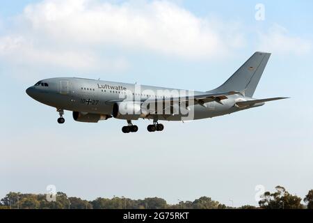 Air Force tedesca Airbus A310-304 [1021] sulla pista di finale 31, in arrivo da Larnaca, Cipro. Foto Stock