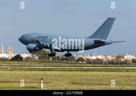 Air Force tedesca Airbus A310-304 [1021] sulla pista di finale 31, in arrivo da Larnaca, Cipro. Foto Stock