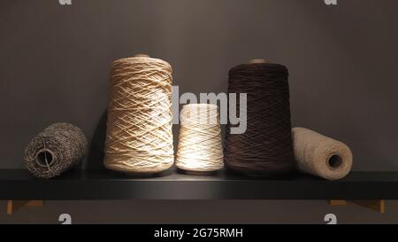 Rotolo di fili di fibra di lana, colori analoghi al grigio Foto Stock