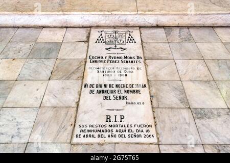 Tomba con informazioni sulla copertina, cattedrale nostra Signora dell'assunzione a Santiago de Cuba, Cuba Foto Stock