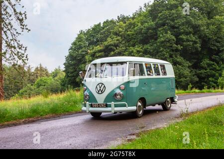 Caravan Volkswagen verde anni '1962 60 1500 cc benzina spliity o schermo diviso VW camper, in rotta KLMC The Cars the Star Show a Holker Hall & Gardens, Grange-over-Sands, Regno Unito Foto Stock