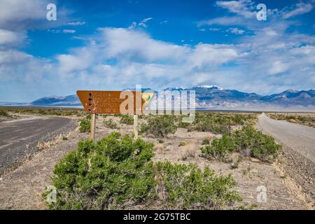 Indicazioni stradali per Pony Express Trail, a Granite Ranch Road, Deep Creek Range in lontananza, attraversando Great Salt Lake Desert, Great Basin, Utah, USA Foto Stock