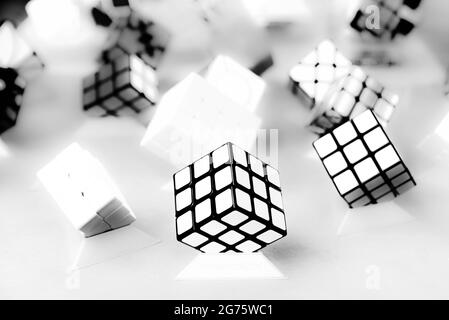 Lubań, Polonia - 2 luglio 2021: Diversi tipi di cubo di Rubik in esposizione. Puzzle giocattolo, cubo colorato. Foto Stock