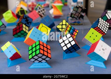 Lubań, Polonia - 2 luglio 2021: Diversi tipi di cubo di Rubik in esposizione. Puzzle giocattolo, cubo colorato. Foto Stock