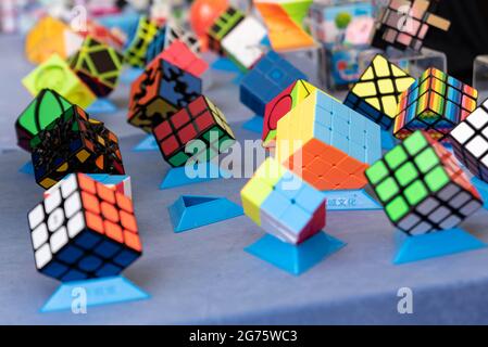 Lubań, Polonia - 2 luglio 2021: Diversi tipi di cubo di Rubik in esposizione. Puzzle giocattolo, cubo colorato. Foto Stock