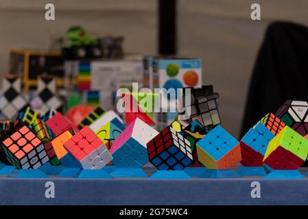 Lubań, Polonia - 2 luglio 2021: Diversi tipi di cubo di Rubik in esposizione. Puzzle giocattolo, cubo colorato. Foto Stock