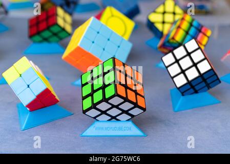 Lubań, Polonia - 2 luglio 2021: Diversi tipi di cubo di Rubik in esposizione. Puzzle giocattolo, cubo colorato. Foto Stock