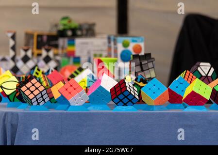 Lubań, Polonia - 2 luglio 2021: Diversi tipi di cubo di Rubik in esposizione. Puzzle giocattolo, cubo colorato. Foto Stock