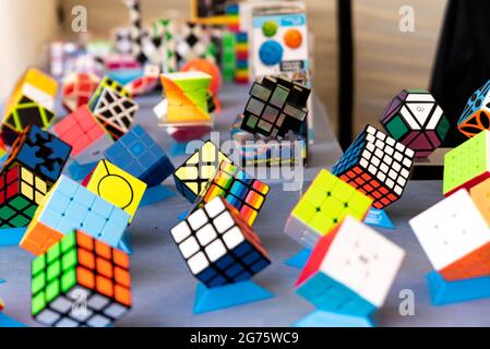 Lubań, Polonia - 2 luglio 2021: Diversi tipi di cubo di Rubik in esposizione. Puzzle giocattolo, cubo colorato. Foto Stock