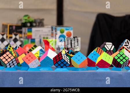 Lubań, Polonia - 2 luglio 2021: Diversi tipi di cubo di Rubik in esposizione. Puzzle giocattolo, cubo colorato. Foto Stock