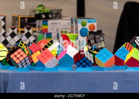 Lubań, Polonia - 2 luglio 2021: Diversi tipi di cubo di Rubik in esposizione. Puzzle giocattolo, cubo colorato. Foto Stock