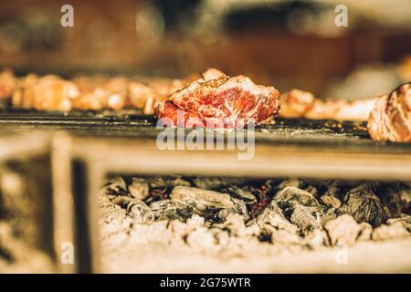 Bistecca cruda al Grill Foto Stock