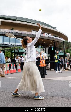 Londra, Regno Unito. 11 luglio 2021. Estinzione ribellione e Fossil Free London protestano fuori dal campo da tennis di Wimbledon per fermare HSBC investire in combustibili fossili Foto Stock