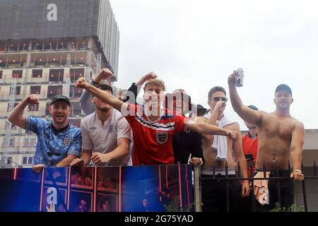 Londra, Regno Unito. 11 Luglio 2021. I fan dell'Inghilterra si vedono acclamare fuori dal campo prima di iniziare. Scene in vista della finale del torneo UEFA Euro 2020, Inghilterra contro Italia a Londra domenica 11 luglio 2021. pic di Steffan Bowen/Andrew Orchard sports photography/Alamy Live news Credit: Andrew Orchard sports photography/Alamy Live News Foto Stock