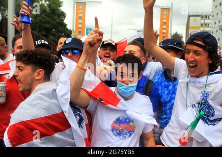 Londra, Regno Unito. 11 Luglio 2021. I tifosi inglesi cantano il supporto per la squadra prima del calcio d'inizio. Scene in vista della finale del torneo UEFA Euro 2020, Inghilterra contro Italia a Londra domenica 11 luglio 2021. pic di Steffan Bowen/Andrew Orchard sports photography/Alamy Live news Credit: Andrew Orchard sports photography/Alamy Live News Foto Stock