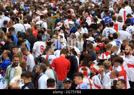 Londra, Regno Unito. 11 Luglio 2021. I fan dell'Inghilterra si vedono impazziti di mescolarsi all'esterno dello stadio di Wembley. Scene in vista della finale del torneo UEFA Euro 2020, Inghilterra contro Italia a Londra domenica 11 luglio 2021. pic di Steffan Bowen/Andrew Orchard sports photography/Alamy Live news Credit: Andrew Orchard sports photography/Alamy Live News Foto Stock