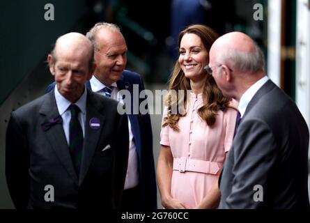 La Duchessa di Cambridge (centro), il presidente dell'AELTC Ian Hewitt (destra), il presidente della LTA David Rawlinson e il duca di Kent si recano in campo per presentare Novak Djokovic con il suo trofeo dopo aver vinto la finale dei Gentlemen's Singles contro Matteo Berrettini il tredici° giorno di Wimbledon all'All England Lawn Tennis and Croquet Club di Wimbledon. Data immagine: Domenica 11 luglio 2021. Foto Stock