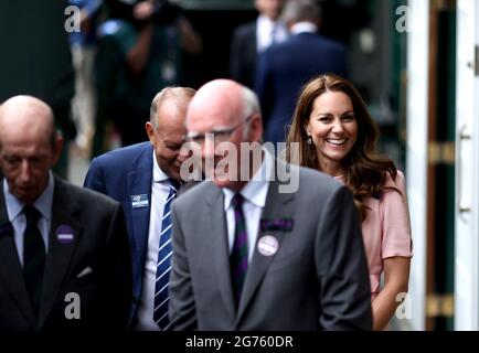 La Duchessa di Cambridge (destra), presidente dell'AELTC Ian Hewitt, il presidente della LTA David Rawlinson e il duca di Kent si recano in campo per presentare Novak Djokovic con il suo trofeo dopo aver vinto la finale dei Gentlemen's Singles contro Matteo Berrettini il tredici° giorno di Wimbledon all'All England Lawn Tennis and Croquet Club di Wimbledon. Data immagine: Domenica 11 luglio 2021. Foto Stock