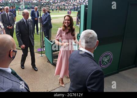 La Duchessa di Cambridge lascia la corte centrale dopo aver presentato Novak Djokovic con il suo trofeo dopo aver vinto la finale dei Gentlemen's Singles contro Matteo Berrettini il tredici° giorno di Wimbledon all'All England Lawn Tennis and Croquet Club di Wimbledon. Data immagine: Domenica 11 luglio 2021. Foto Stock