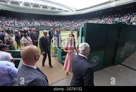 La Duchessa di Cambridge lascia la corte centrale dopo aver presentato Novak Djokovic con il suo trofeo dopo aver vinto la finale dei Gentlemen's Singles contro Matteo Berrettini il tredici° giorno di Wimbledon all'All England Lawn Tennis and Croquet Club di Wimbledon. Data immagine: Domenica 11 luglio 2021. Foto Stock