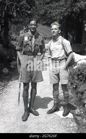 1935, storico, un giovane camminatore maschile in piedi con un altro giovane, un scout ceco, nelle pianure dei Sudeti o dei monti Sudeti nel Sudetenland, Cecoslovacchia. Lo Scouting ceco (Junak) fu fondato da Antonín Benjamin Svojsík nel 1911 quando la popolazione ceca faceva parte dell'Impero tedesco e austro-ungarico. Dopo il 1918 e il trattato di Versailles con la creazione della Cecoslovacchia, scouting divenne l'organizzazione giovanile più popolare del paese. Foto Stock