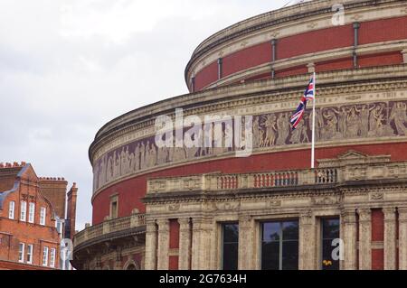 Londra, Regno Unito: Dettaglio del fregio a mosaico in cima all'edificio Royal Albert Hall Foto Stock