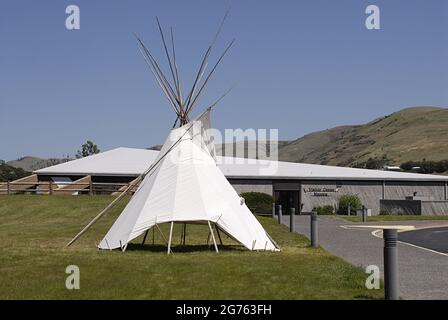 SPALDING / IDAHO STATE/ USA . Bandiera degli Stati Uniti e Tepe Indiano al Nez Perce Musuem, il sito di Spalding, situato lungo l'autostrada US 95 fino alla sede del Nez Perce National Historical Park, Un moderno centro visitatori offre una bella collezione di film museo sulla storia del popolo Nez Perce e un piccolo negozio di articoli da regalo. Il sito di 99 ettari contiene cimiteri storici e l'edificio, cartelli interpretativi e grande area picnic, l'attuale communit e parco di spalding ufficiale chiamato nel 1897 è stato Originariamente chiamato Lapwai e servito come homesite tradizionale per oltre 11.000 anni al thlep-thlep weyma band Foto Stock