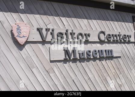 SPALDING / IDAHO STATE/ USA . Bandiera degli Stati Uniti e Tepe Indiano al Nez Perce Musuem, il sito di Spalding, situato lungo l'autostrada US 95 fino alla sede del Nez Perce National Historical Park, Un moderno centro visitatori offre una bella collezione di film museo sulla storia del popolo Nez Perce e un piccolo negozio di articoli da regalo. Il sito di 99 ettari contiene cimiteri storici e l'edificio, cartelli interpretativi e grande area picnic, l'attuale communit e parco di spalding ufficiale chiamato nel 1897 è stato Originariamente chiamato Lapwai e servito come homesite tradizionale per oltre 11.000 anni al thlep-thlep weyma band Foto Stock