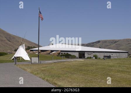 SPALDING / IDAHO STATE/ USA . Bandiera degli Stati Uniti e Tepe Indiano al Nez Perce Musuem, il sito di Spalding, situato lungo l'autostrada US 95 fino alla sede del Nez Perce National Historical Park, Un moderno centro visitatori offre una bella collezione di film museo sulla storia del popolo Nez Perce e un piccolo negozio di articoli da regalo. Il sito di 99 ettari contiene cimiteri storici e l'edificio, cartelli interpretativi e grande area picnic, l'attuale communit e parco di spalding ufficiale chiamato nel 1897 è stato Originariamente chiamato Lapwai e servito come homesite tradizionale per oltre 11.000 anni al thlep-thlep weyma band Foto Stock