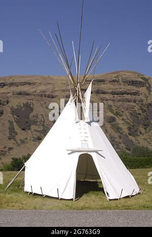 SPALDING / IDAHO STATE/ USA . Bandiera degli Stati Uniti e Tepe Indiano al Nez Perce Musuem, il sito di Spalding, situato lungo l'autostrada US 95 fino alla sede del Nez Perce National Historical Park, Un moderno centro visitatori offre una bella collezione di film museo sulla storia del popolo Nez Perce e un piccolo negozio di articoli da regalo. Il sito di 99 ettari contiene cimiteri storici e l'edificio, cartelli interpretativi e grande area picnic, l'attuale communit e parco di spalding ufficiale chiamato nel 1897 è stato Originariamente chiamato Lapwai e servito come homesite tradizionale per oltre 11.000 anni al thlep-thlep weyma band Foto Stock