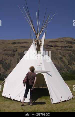 SPALDING / IDAHO STATE/ USA . Bandiera degli Stati Uniti e Tepe Indiano al Nez Perce Musuem, il sito di Spalding, situato lungo l'autostrada US 95 fino alla sede del Nez Perce National Historical Park, Un moderno centro visitatori offre una bella collezione di film museo sulla storia del popolo Nez Perce e un piccolo negozio di articoli da regalo. Il sito di 99 ettari contiene cimiteri storici e l'edificio, cartelli interpretativi e grande area picnic, l'attuale communit e parco di spalding ufficiale chiamato nel 1897 è stato Originariamente chiamato Lapwai e servito come homesite tradizionale per oltre 11.000 anni al thlep-thlep weyma band Foto Stock