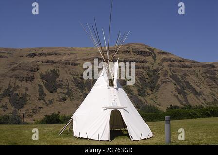 SPALDING / IDAHO STATE/ USA . Bandiera degli Stati Uniti e Tepe Indiano al Nez Perce Musuem, il sito di Spalding, situato lungo l'autostrada US 95 fino alla sede del Nez Perce National Historical Park, Un moderno centro visitatori offre una bella collezione di film museo sulla storia del popolo Nez Perce e un piccolo negozio di articoli da regalo. Il sito di 99 ettari contiene cimiteri storici e l'edificio, cartelli interpretativi e grande area picnic, l'attuale communit e parco di spalding ufficiale chiamato nel 1897 è stato Originariamente chiamato Lapwai e servito come homesite tradizionale per oltre 11.000 anni al thlep-thlep weyma band Foto Stock