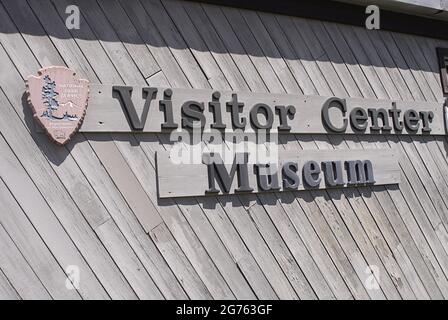 SPALDING / IDAHO STATE/ USA . Bandiera degli Stati Uniti e Tepe Indiano al Nez Perce Musuem, il sito di Spalding, situato lungo l'autostrada US 95 fino alla sede del Nez Perce National Historical Park, Un moderno centro visitatori offre una bella collezione di film museo sulla storia del popolo Nez Perce e un piccolo negozio di articoli da regalo. Il sito di 99 ettari contiene cimiteri storici e l'edificio, cartelli interpretativi e grande area picnic, l'attuale communit e parco di spalding ufficiale chiamato nel 1897 è stato Originariamente chiamato Lapwai e servito come homesite tradizionale per oltre 11.000 anni al thlep-thlep weyma band Foto Stock