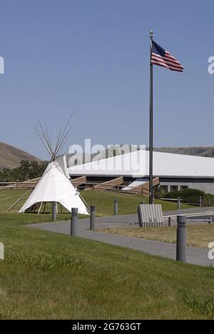 SPALDING / IDAHO STATE/ USA . Bandiera degli Stati Uniti e Tepe Indiano al Nez Perce Musuem, il sito di Spalding, situato lungo l'autostrada US 95 fino alla sede del Nez Perce National Historical Park, Un moderno centro visitatori offre una bella collezione di film museo sulla storia del popolo Nez Perce e un piccolo negozio di articoli da regalo. Il sito di 99 ettari contiene cimiteri storici e l'edificio, cartelli interpretativi e grande area picnic, l'attuale communit e parco di spalding ufficiale chiamato nel 1897 è stato Originariamente chiamato Lapwai e servito come homesite tradizionale per oltre 11.000 anni al thlep-thlep weyma band Foto Stock