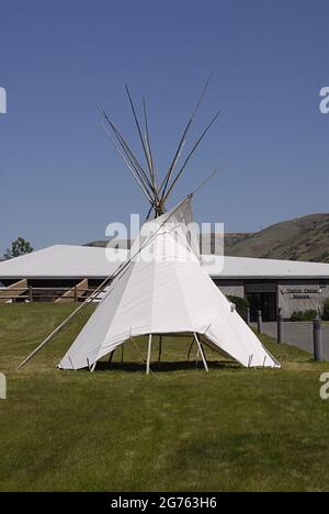 SPALDING / IDAHO STATE/ USA . Bandiera degli Stati Uniti e Tepe Indiano al Nez Perce Musuem, il sito di Spalding, situato lungo l'autostrada US 95 fino alla sede del Nez Perce National Historical Park, Un moderno centro visitatori offre una bella collezione di film museo sulla storia del popolo Nez Perce e un piccolo negozio di articoli da regalo. Il sito di 99 ettari contiene cimiteri storici e l'edificio, cartelli interpretativi e grande area picnic, l'attuale communit e parco di spalding ufficiale chiamato nel 1897 è stato Originariamente chiamato Lapwai e servito come homesite tradizionale per oltre 11.000 anni al thlep-thlep weyma band Foto Stock